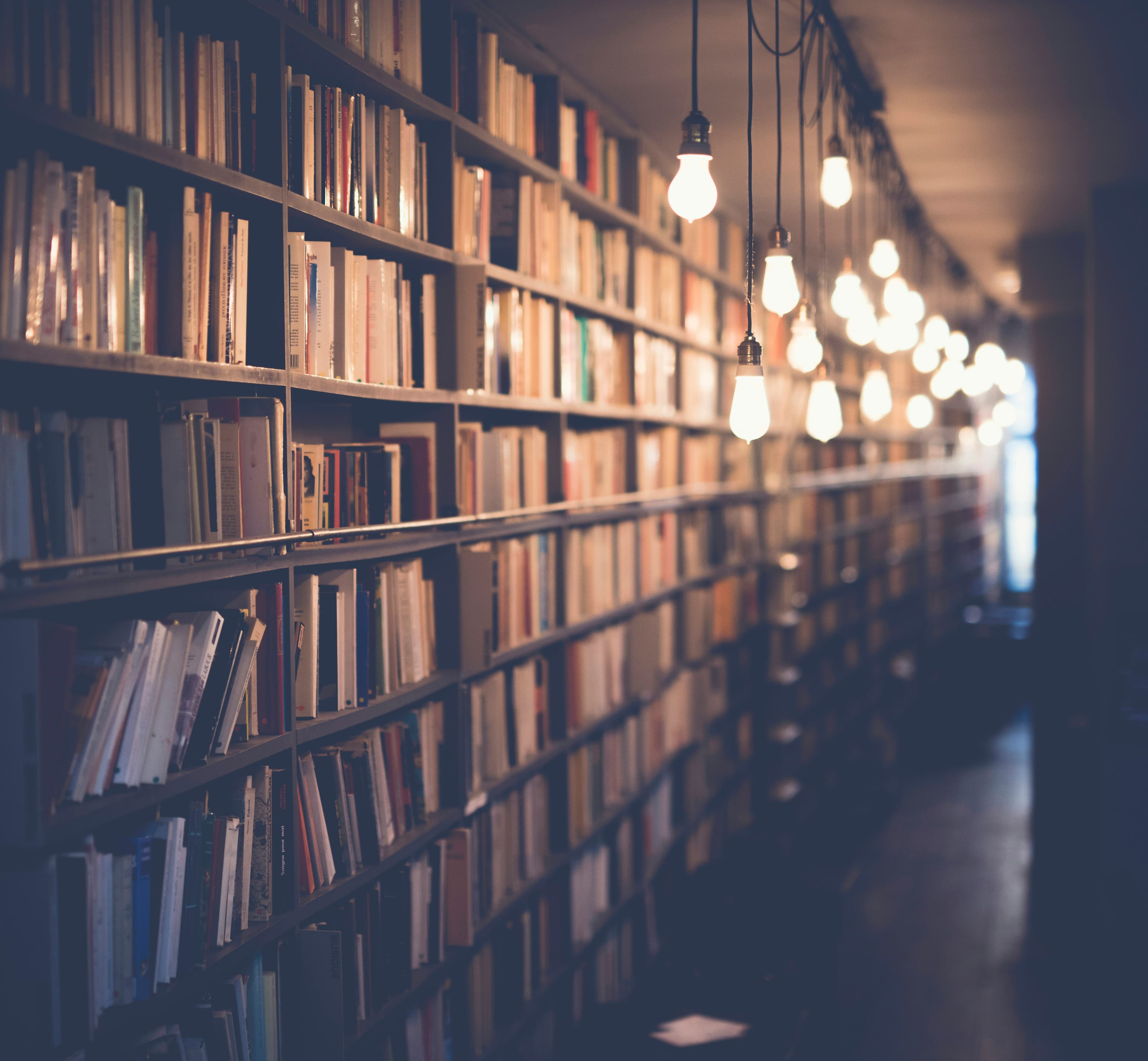 Livres ouverts empilés dans une bibliothèque