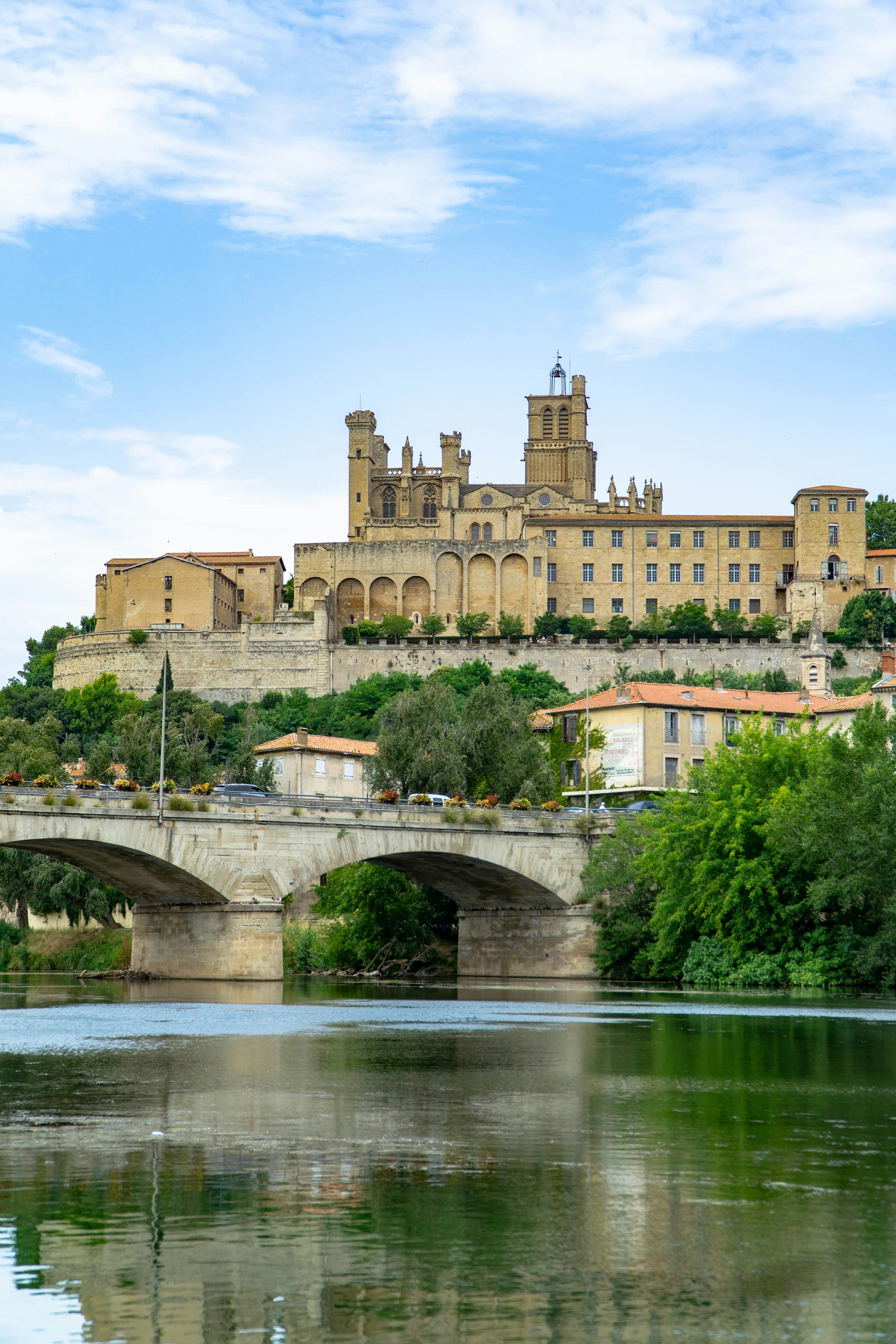 Vue de Béziers avec sa cathédrale